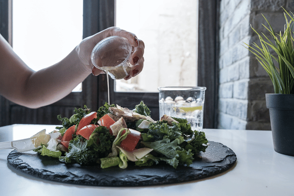 mindful eating, salada sendo servida